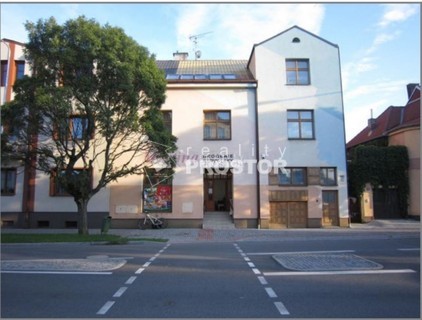 Pronájem nebytového prostoru-prodejny se skladem a celkovou plochou 81 m2, ulice Revoluční,Poděbrady - Fotka 1