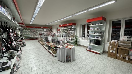 Pronájem vzorkové prodejny a kanceláří – 416 m² 2 patra s výtahem – Jirny, Tovární 26, Praha východ - Fotka 1
