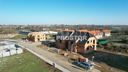 Exkluzivně nabízíme prodej bytu 2+kk , 60,66m2 s terasou a předzahrádkou v Nučicích u Rudné - Fotka 15