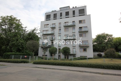 Exkluzivně nabízíme pronájem bytu 3+kk, 85m2, s terasou, garážovým st., Praha 3,  Pod Kapličkou - Fotka 1